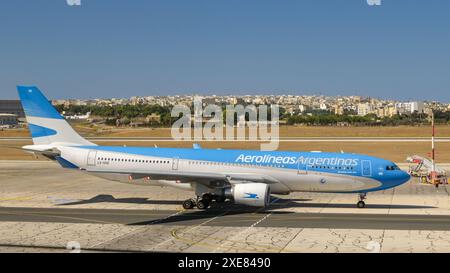 Luqa, Malte - 9 août 2023 : Airbus A330 jet (immatriculation LV-GHQ) exploité par la compagnie aérienne Argentine Aerolineas Argentinas Arving à Luqa International Banque D'Images