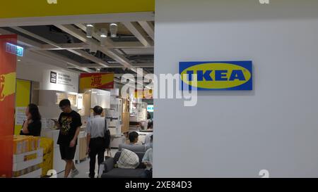 Shoppers dans le conglomérat multinational suédois qui conçoit et vend des meubles prêts à assembler, magasin IKEA à Hong Kong Banque D'Images