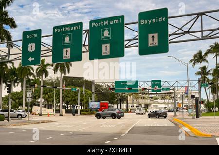 Miami, Floride, États-Unis - 5 décembre 2023 : panneaux directionnels sur une autoroute de la ville à l'entrée de Port Miami Banque D'Images