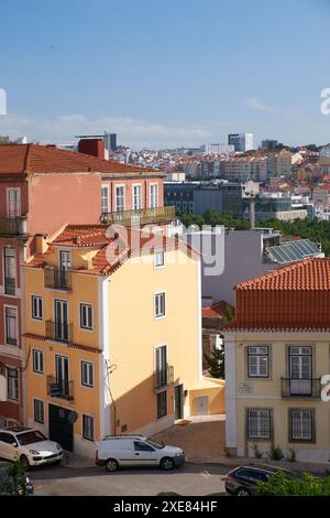 Lisbonne, Portugal - 25 juin 2016 : Les maisons d'habitation dans le Bairro Alto - quartier central de Lisbonne. Portugal Banque D'Images