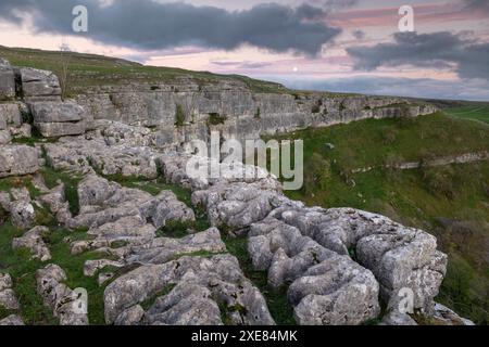 Falaises de calcaire au-dessus de Malham Cove dans le parc national des Yorkshire Dales, Englnad. Automne (octobre) 2018. Banque D'Images