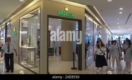 Hong Kong, Chine. 26 juin 2024. Promenades piétonnes devant le logo et le magasin de montres ROLEX, concepteur et fabricant suisse de montres, à Hong Kong, en Chine (photo de Serene Lee/SOPA images/SIPA USA) crédit : SIPA USA/Alamy Live News Banque D'Images