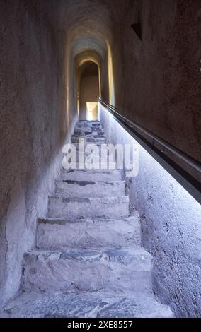 Un escalier menant au deuxième étage de la tour donjon du château de Mertola. Mertola. Portugal Banque D'Images