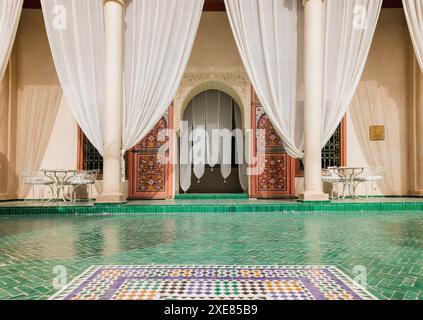 Élégant pavillon marocain traditionnel avec carreaux de mosaïque verte exotique, sites célèbres et architecture, le jardin secret, Marrakech, Maroc Banque D'Images