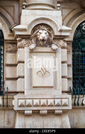 La sculpture de tête de lion sur la façade de Banco Santander Portugal. Lisbonne. Portugal Banque D'Images