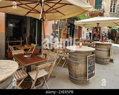 Tables de restaurant vides dans le vieux Monterosso. Tonneaux de vin et chaises en bois dans la rue. Banque D'Images