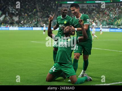 Pékin, Chine. 26 juin 2024. Samuel Adegbenro (C) de Beijing Guoan célèbre après avoir marqué lors du match du 16e tour entre Beijing Guoan et Cangzhou Mighty Lions à la Super League chinoise (CSL) 2024 à Beijing, capitale de la Chine, le 26 juin 2024. Crédit : Jia Haocheng/Xinhua/Alamy Live News Banque D'Images