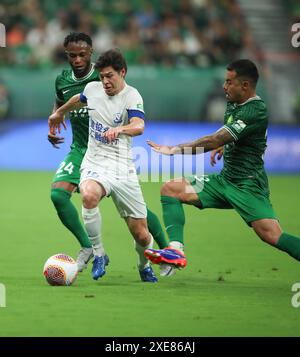 Pékin, Chine. 26 juin 2024. Georgiy Zhukov (C) de Cangzhou Mighty Lions contrôle le ballon lors du 16e tour de match entre Beijing Guoan et Cangzhou Mighty Lions à la Super League chinoise (CSL) 2024 à Pékin, capitale de la Chine, le 26 juin 2024. Crédit : Wang Kaiyan/Xinhua/Alamy Live News Banque D'Images