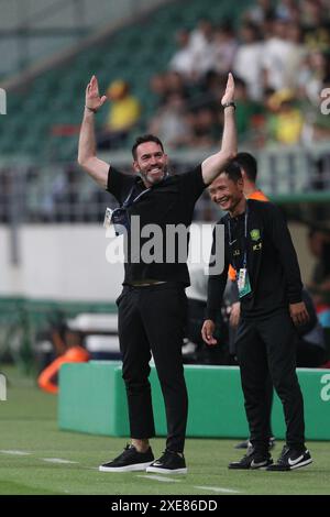 Pékin, Chine. 26 juin 2024. Ricardo Soares (avant), entraîneur-chef de Beijing Guoan, réagit lors du match du 16e tour entre Beijing Guoan et Cangzhou Mighty Lions lors de la Super League chinoise (CSL) 2024 à Pékin, capitale de la Chine, le 26 juin 2024. Crédit : Xu Yanan/Xinhua/Alamy Live News Banque D'Images