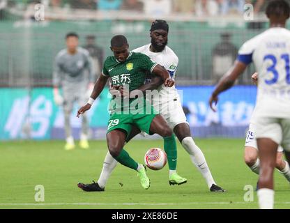 Pékin, Chine. 26 juin 2024. Fabio Abreu (G) de Beijing Guoan affronte Ayo Obileye de Cangzhou Mighty Lions lors du 16e tour de match entre Beijing Guoan et Cangzhou Mighty Lions à la Super League chinoise (CSL) 2024 à Beijing, capitale de la Chine, le 26 juin 2024. Crédit : Xu Yanan/Xinhua/Alamy Live News Banque D'Images
