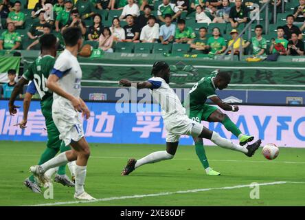 Pékin, Chine. 26 juin 2024. Fabio Abreu (1er R) de Beijing Guoan tire pour marquer lors du match du 16e tour entre Beijing Guoan et Cangzhou Mighty Lions à la Super League chinoise (CSL) 2024 à Pékin, capitale de la Chine, le 26 juin 2024. Crédit : Jia Haocheng/Xinhua/Alamy Live News Banque D'Images