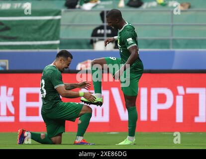 Pékin, Chine. 26 juin 2024. Fabio Abreu (à droite) de Beijing Guoan célèbre avec son coéquipier Li Ke après avoir marqué lors du match du 16e tour entre Beijing Guoan et Cangzhou Mighty Lions à la Super League chinoise (CSL) 2024 à Beijing, capitale de la Chine, le 26 juin 2024. Crédit : Jia Haocheng/Xinhua/Alamy Live News Banque D'Images