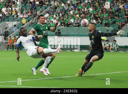 Pékin, Chine. 26 juin 2024. Oscar Taty Maritu (G) de Cangzhou Mighty Lions tire lors du 16e tour de match entre Beijing Guoan et Cangzhou Mighty Lions lors de la Super League chinoise (CSL) 2024 à Pékin, capitale de la Chine, le 26 juin 2024. Crédit : Wang Kaiyan/Xinhua/Alamy Live News Banque D'Images