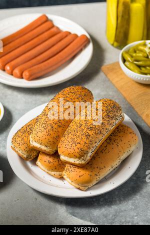 Pains Hot Dog faits maison aux graines de pavot prêts à manger Banque D'Images