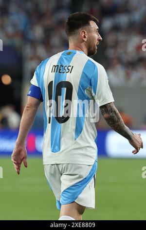 L'attaquant argentin Lionel Messi regarde lors de la Copa America USA 2024, groupe A match entre le Chili et l'Argentine, au stade MetLife dans le New Jersey, le 25 juin 2024. Banque D'Images