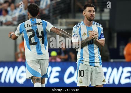 L'attaquant argentin Lionel Messi (R) fait des gestes lors de la Copa America USA 2024, match du groupe A entre le Chili et l'Argentine, au stade MetLife dans le New Jersey, le 25 juin 2024. Banque D'Images