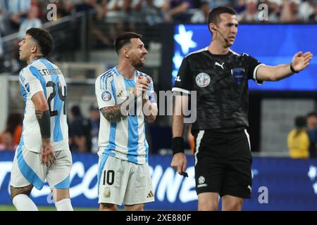 L'attaquant argentin Lionel Messi (C) fait des gestes lors de la Copa America USA 2024, match du groupe A entre le Chili et l'Argentine, au stade MetLife dans le New Jersey, le 25 juin 2024. Banque D'Images