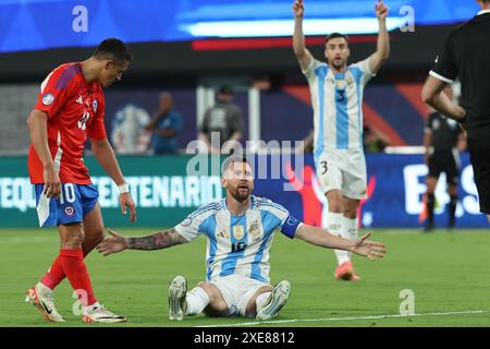 L'attaquant argentin Lionel Messi (C) fait des gestes lors de la Copa America USA 2024, match du groupe A entre le Chili et l'Argentine, au stade MetLife dans le New Jersey, le 25 juin 2024. Banque D'Images