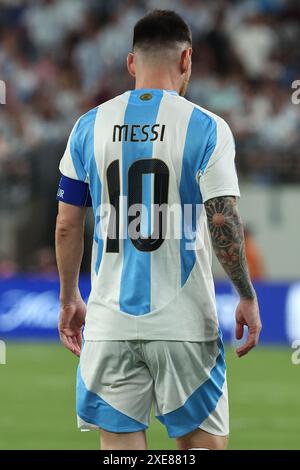 L'attaquant argentin Lionel Messi regarde lors de la Copa America USA 2024, groupe A match entre le Chili et l'Argentine, au stade MetLife dans le New Jersey, le 25 juin 2024. Banque D'Images