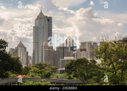 Bangkok, Thaïlande - 22 juin, 2024 - vue d'architecture des immeubles modernes de grande hauteur sur fond de ciel bleu et la passerelle Benjakitti Park devant. Image Banque D'Images