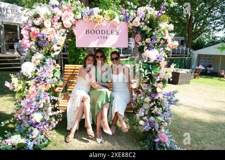 Stoke Poges, Royaume-Uni. 26 juin 2024. Fans de tennis, fleurs et soleil au Boodle Tennis à Stoke Park à Stoke Poges, Buckinghamshire. Crédit : Maureen McLean/Alamy Live News Banque D'Images