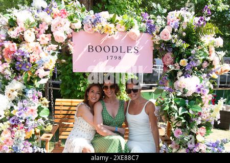 Stoke Poges, Royaume-Uni. 26 juin 2024. Fans de tennis, fleurs et soleil au Boodle Tennis à Stoke Park à Stoke Poges, Buckinghamshire. Crédit : Maureen McLean/Alamy Live News Banque D'Images