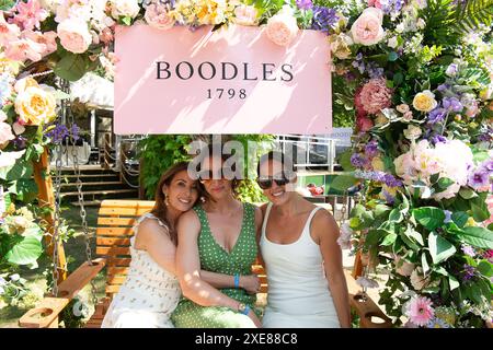 Stoke Poges, Royaume-Uni. 26 juin 2024. Fans de tennis, fleurs et soleil au Boodle Tennis à Stoke Park à Stoke Poges, Buckinghamshire. Crédit : Maureen McLean/Alamy Live News Banque D'Images