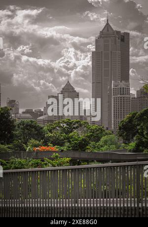 Bangkok, Thaïlande - 22 juin, 2024 - vue d'architecture des immeubles modernes de grande hauteur sur fond de ciel bleu et la passerelle Benjakitti Park devant. Image Banque D'Images