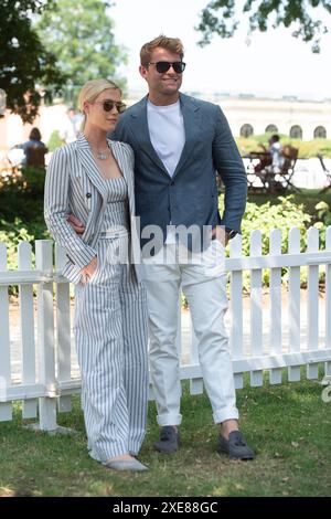 Stoke Poges, Royaume-Uni. 26 juin 2024. Lady Amelia Spencer et son fiancé Greg Mallett au Boodles Tennis à Stoke Park, Stoke Poges, Buckinghamshire. Crédit : Maureen McLean/Alamy Live News Banque D'Images