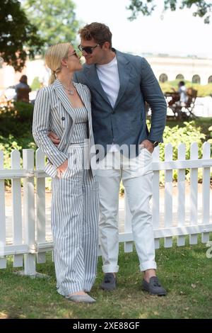 Stoke Poges, Royaume-Uni. 26 juin 2024. Lady Amelia Spencer et son fiancé Greg Mallett au Boodles Tennis à Stoke Park, Stoke Poges, Buckinghamshire. Crédit : Maureen McLean/Alamy Live News Banque D'Images