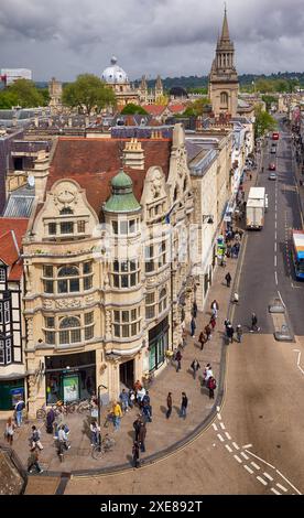 Rue principale vue du haut de la Tour Carfax. Université d'Oxford. Angleterre Banque D'Images