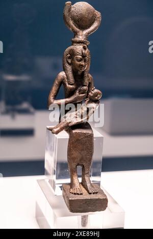Statuette de la déesse Isis avec son fils Horus, bronze, époque tardive, Egypte, collection du British Museum Banque D'Images
