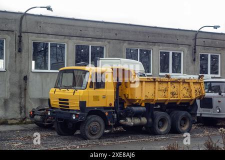 SENOV, RÉPUBLIQUE TCHÈQUE - 6 FÉVRIER 2016 : camion tchèque jaune Tatra 815 S1, ancienne épave Banque D'Images