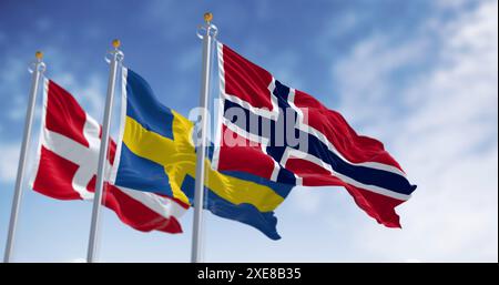 Drapeaux nationaux de Norvège, Suède et Danemark agitant au vent par temps clair Banque D'Images