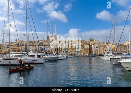 De nombreux bateaux dans le Grand Port de la Valette avec la ville de Birgu en arrière-plan Banque D'Images