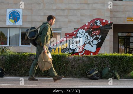 Albacete, Espagne. 26 juin 2024. Un membre de l'armée de l'air espagnole ce matin de la base aérienne d'Albacete. Dans le cadre du programme Pacific Skies 2024, quatre Eurofighters et un A400M ont décollé ce matin de la base aérienne d’Albacete. L'objectif est de marquer une étape militaire majeure appelée Pacific Skies. Le déploiement durera jusqu'au 15 août. Crédit : Canales Carvajal/Alamy Live News Banque D'Images