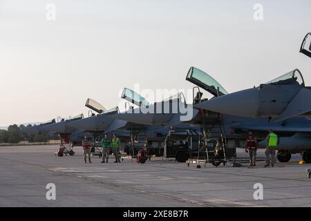 Albacete, Espagne. 26 juin 2024. Un Eurofighter avant de décoller ce matin de la base aérienne d'Albacete. Dans le cadre du programme Pacific Skies 2024, quatre Eurofighters et un A400M ont décollé ce matin de la base aérienne d’Albacete. L'objectif est de marquer une étape militaire majeure appelée Pacific Skies. Le déploiement durera jusqu'au 15 août. Crédit : Canales Carvajal/Alamy Live News Banque D'Images