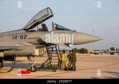 Albacete, Espagne. 26 juin 2024. Un Eurofighter avant de décoller ce matin de la base aérienne d'Albacete. Dans le cadre du programme Pacific Skies 2024, quatre Eurofighters et un A400M ont décollé ce matin de la base aérienne d’Albacete. L'objectif est de marquer une étape militaire majeure appelée Pacific Skies. Le déploiement durera jusqu'au 15 août. Crédit : Canales Carvajal/Alamy Live News Banque D'Images