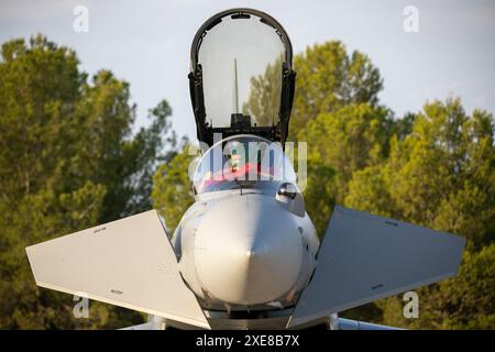 Albacete, Espagne. 26 juin 2024. Un Eurofighter avant de décoller ce matin de la base aérienne d'Albacete. Dans le cadre du programme Pacific Skies 2024, quatre Eurofighters et un A400M ont décollé ce matin de la base aérienne d’Albacete. L'objectif est de marquer une étape militaire majeure appelée Pacific Skies. Le déploiement durera jusqu'au 15 août. Crédit : Canales Carvajal/Alamy Live News Banque D'Images