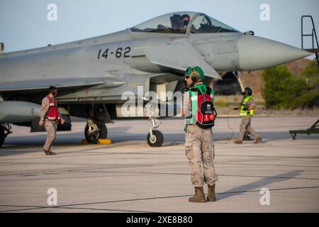 Albacete, Espagne. 26 juin 2024. Un Eurofighter avant de décoller ce matin de la base aérienne d'Albacete. Dans le cadre du programme Pacific Skies 2024, quatre Eurofighters et un A400M ont décollé ce matin de la base aérienne d’Albacete. L'objectif est de marquer une étape militaire majeure appelée Pacific Skies. Le déploiement durera jusqu'au 15 août. Crédit : Canales Carvajal/Alamy Live News Banque D'Images