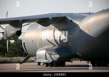 Albacete, Espagne. 26 juin 2024. Un avion A400M décolle ce matin de la base aérienne d'Albacete. Dans le cadre du programme Pacific Skies 2024, quatre Eurofighters et un A400M ont décollé ce matin de la base aérienne d’Albacete. L'objectif est de marquer une étape militaire majeure appelée Pacific Skies. Le déploiement durera jusqu'au 15 août. Crédit : Canales Carvajal/Alamy Live News Banque D'Images