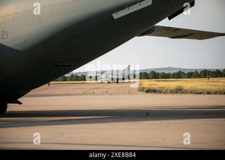 Albacete, Espagne. 26 juin 2024. Un Eurofighter avant de décoller ce matin de la base aérienne d'Albacete. Dans le cadre du programme Pacific Skies 2024, quatre Eurofighters et un A400M ont décollé ce matin de la base aérienne d’Albacete. L'objectif est de marquer une étape militaire majeure appelée Pacific Skies. Le déploiement durera jusqu'au 15 août. Crédit : Canales Carvajal/Alamy Live News Banque D'Images