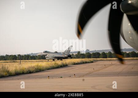 Albacete, Espagne. 26 juin 2024. Un Eurofighter avant de décoller ce matin de la base aérienne d'Albacete. Dans le cadre du programme Pacific Skies 2024, quatre Eurofighters et un A400M ont décollé ce matin de la base aérienne d’Albacete. L'objectif est de marquer une étape militaire majeure appelée Pacific Skies. Le déploiement durera jusqu'au 15 août. Crédit : Canales Carvajal/Alamy Live News Banque D'Images