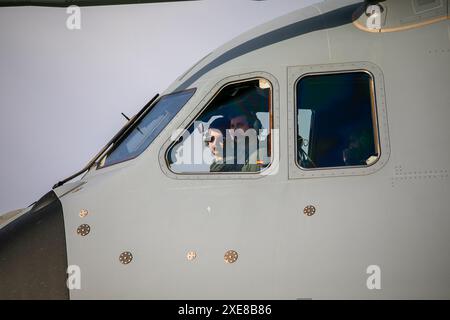 Albacete, Espagne. 26 juin 2024. Un avion A400M décolle ce matin de la base aérienne d'Albacete. Dans le cadre du programme Pacific Skies 2024, quatre Eurofighters et un A400M ont décollé ce matin de la base aérienne d’Albacete. L'objectif est de marquer une étape militaire majeure appelée Pacific Skies. Le déploiement durera jusqu'au 15 août. Crédit : Canales Carvajal/Alamy Live News Banque D'Images