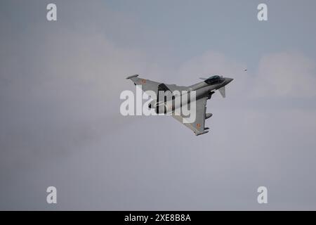 Albacete, Espagne. 26 juin 2024. Un Eurofighter décolle ce matin de la base aérienne d'Albacete. Dans le cadre du programme Pacific Skies 2024, quatre Eurofighters et un A400M ont décollé ce matin de la base aérienne d’Albacete. L'objectif est de marquer une étape militaire majeure appelée Pacific Skies. Le déploiement durera jusqu'au 15 août. Crédit : Canales Carvajal/Alamy Live News Banque D'Images