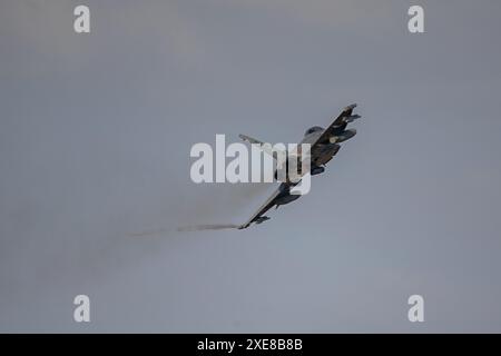 Albacete, Espagne. 26 juin 2024. Un Eurofighter décolle ce matin de la base aérienne d'Albacete. Dans le cadre du programme Pacific Skies 2024, quatre Eurofighters et un A400M ont décollé ce matin de la base aérienne d’Albacete. L'objectif est de marquer une étape militaire majeure appelée Pacific Skies. Le déploiement durera jusqu'au 15 août. Crédit : Canales Carvajal/Alamy Live News Banque D'Images