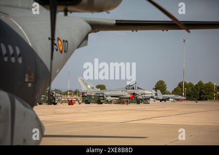 Albacete, Espagne. 26 juin 2024. Un Eurofighter avant de décoller ce matin de la base aérienne d'Albacete. Dans le cadre du programme Pacific Skies 2024, quatre Eurofighters et un A400M ont décollé ce matin de la base aérienne d’Albacete. L'objectif est de marquer une étape militaire majeure appelée Pacific Skies. Le déploiement durera jusqu'au 15 août. Crédit : Canales Carvajal/Alamy Live News Banque D'Images