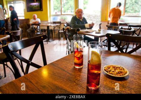 Vermouth pour deux dans un bar espagnol typique. Porrua, Asturies, Espagne. Banque D'Images