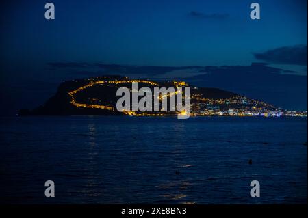 Belle scène de nuit sur la plage d'Alanya Banque D'Images