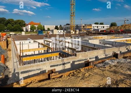 Grand chantier de construction avec une fondation en béton armé finie sous un ciel bleu avec des nuages légers. Banque D'Images